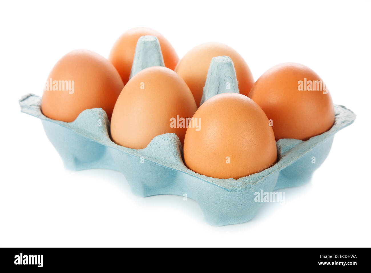 Eierkarton aus Pappe und sechs Eiern Stockfoto