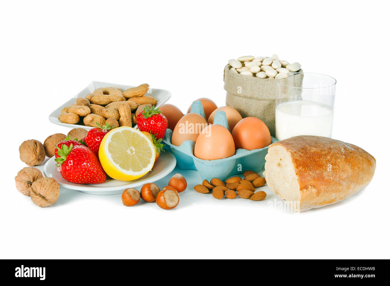 Allergie-Food-Konzept - Brot, Milch, Obst, Nüssen, Eiern und Bohnen auf weißem Hintergrund Stockfoto