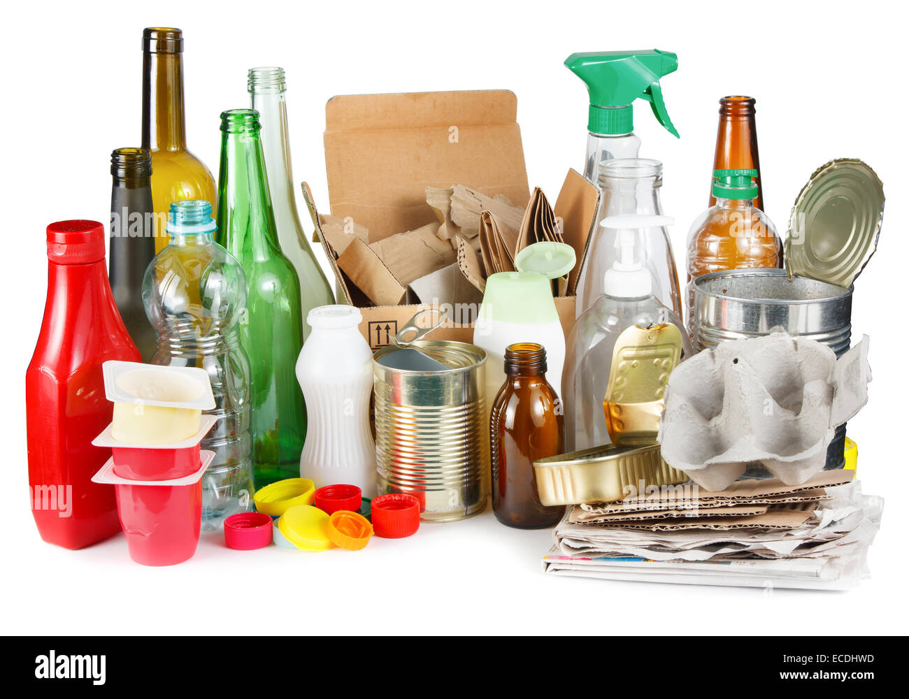 Eine Auswahl von Abfall zur Verwertung. Getrennt, Metall, Kunststoff, Papier und Glas auf weißem Hintergrund Stockfoto