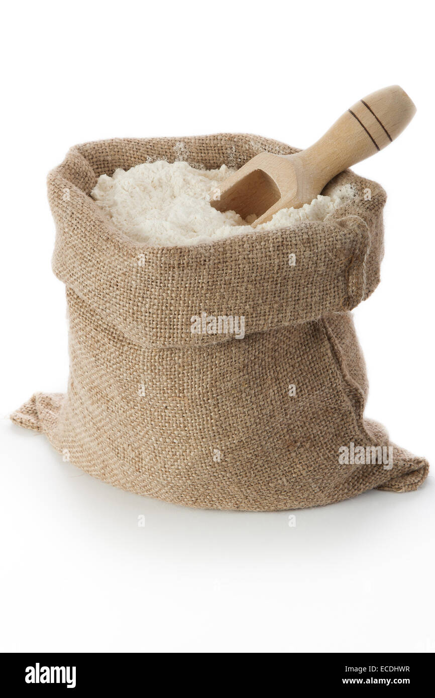 Mehl in Jute-Tasche auf weißem Hintergrund Stockfoto