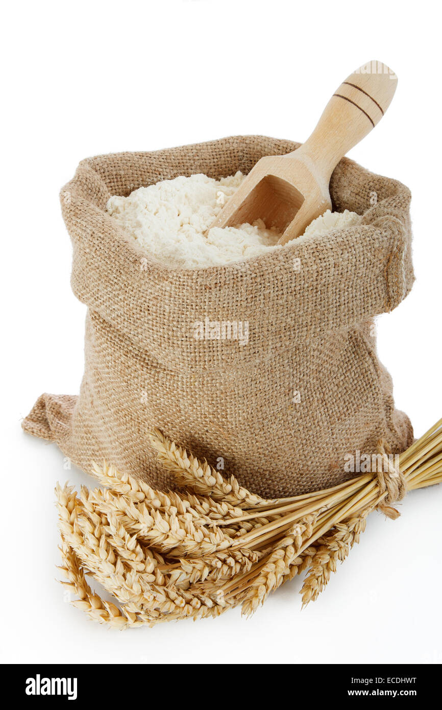 Spike von Weizen und Mehl in Jute-Tasche auf weißem Hintergrund Stockfoto