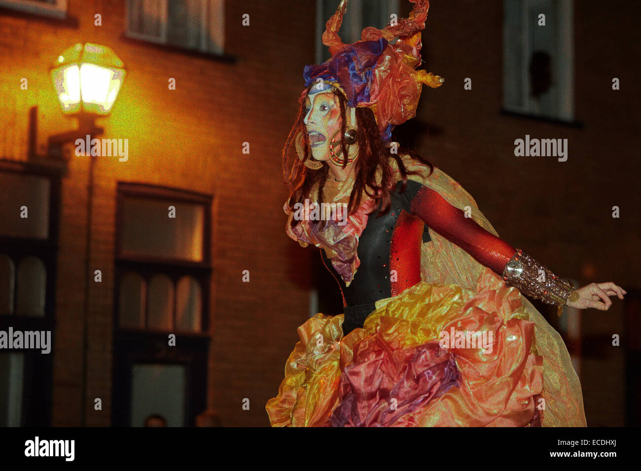 Eines der Straßenkünstler aus dem Cirque du Soleil während des Sommerfestivals Stockfoto