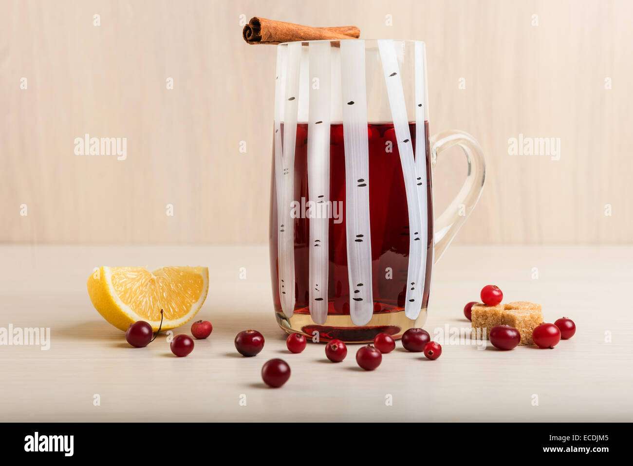 Cranberry-Drink mit Zitrone und Zimt in einer Tasse Stockfoto