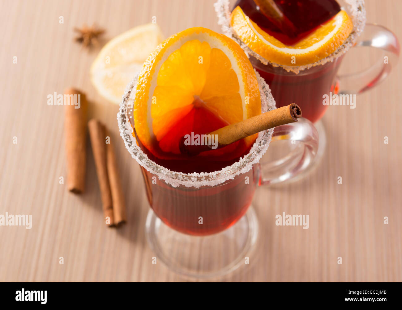 Glühwein in klarem Glas Becher auf einem Holztisch Stockfoto