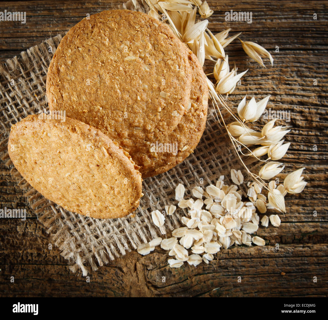 Haferflocken-Cookies auf dem Holztisch Stockfoto