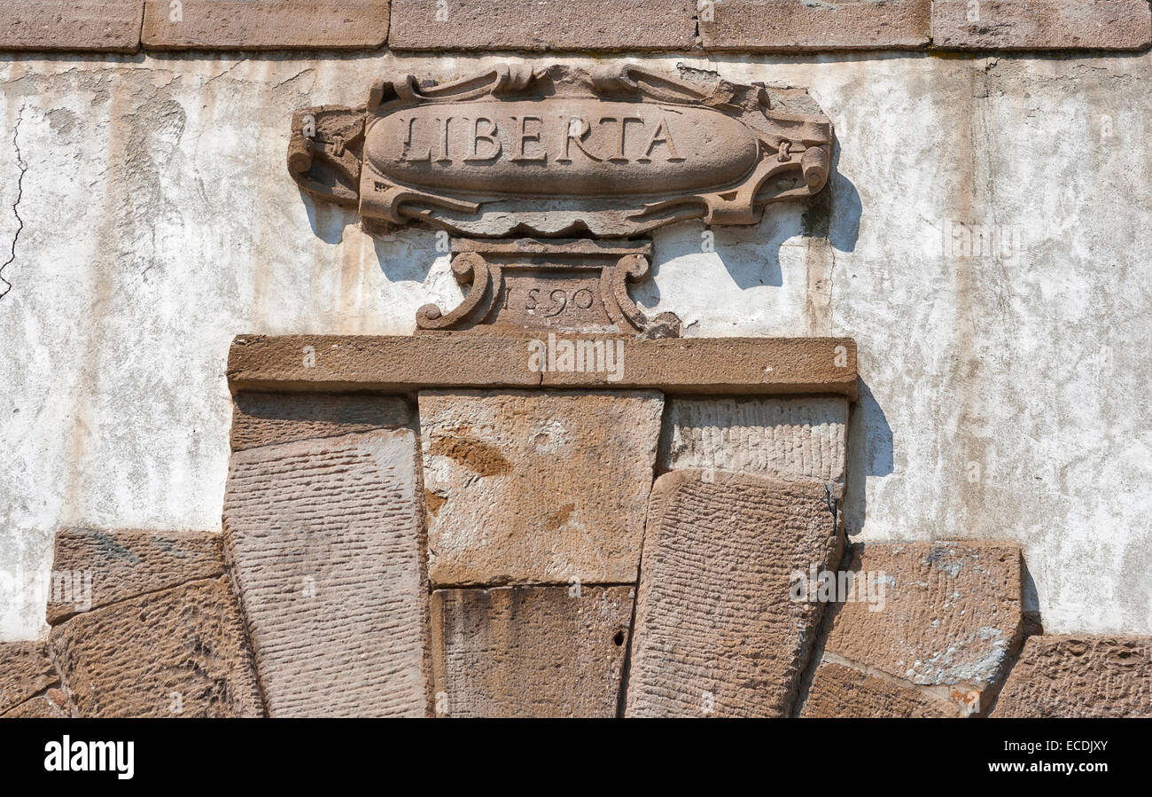 Aufschrift Freiheit auf das Relief einer verfallenen alten Gebäude, Lucca, Toskana, Italien Stockfoto