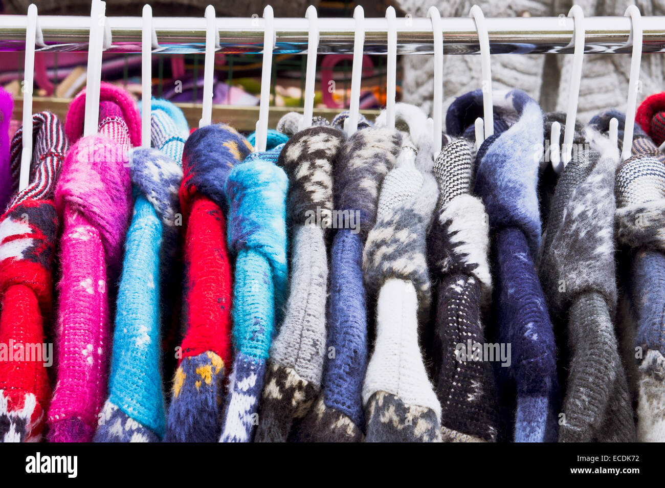 Bunte Dicke warme Winterjacken auf einem Markt Stockfoto