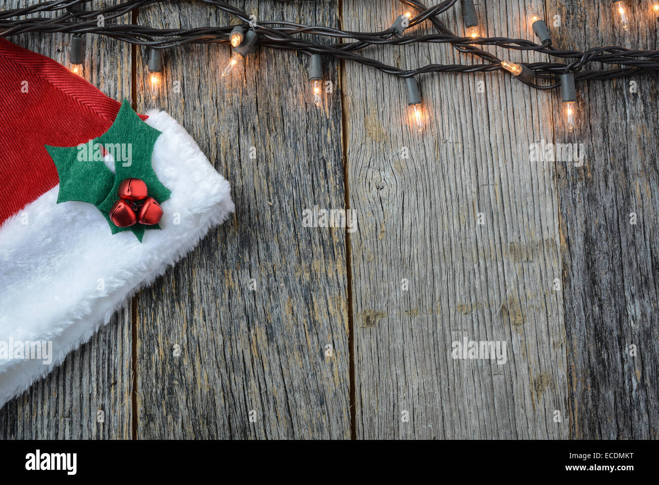 Chirstmas Lichter und Weihnachtsmütze auf rustikalen Holz Hintergrund Stockfoto