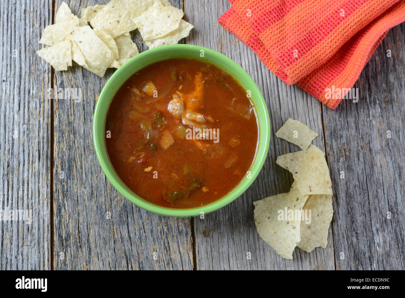 Tortilla Suppe mit Chips auf rustikalen Holz Hintergrund Stockfoto