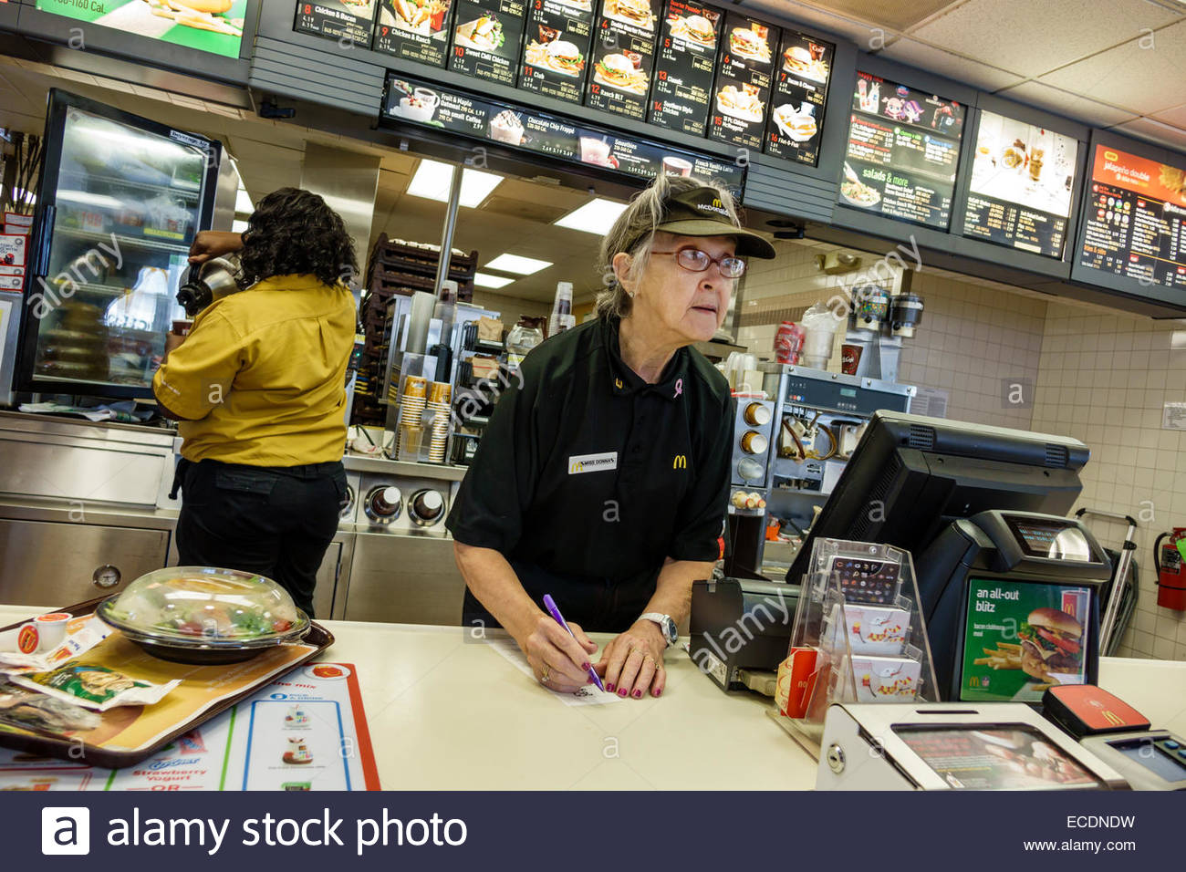 Müssen Mcdonalds Mitarbeiter Handschuhe Tragen Working People Mcdonalds Stockfotos & Working People Mcdonalds Bilder