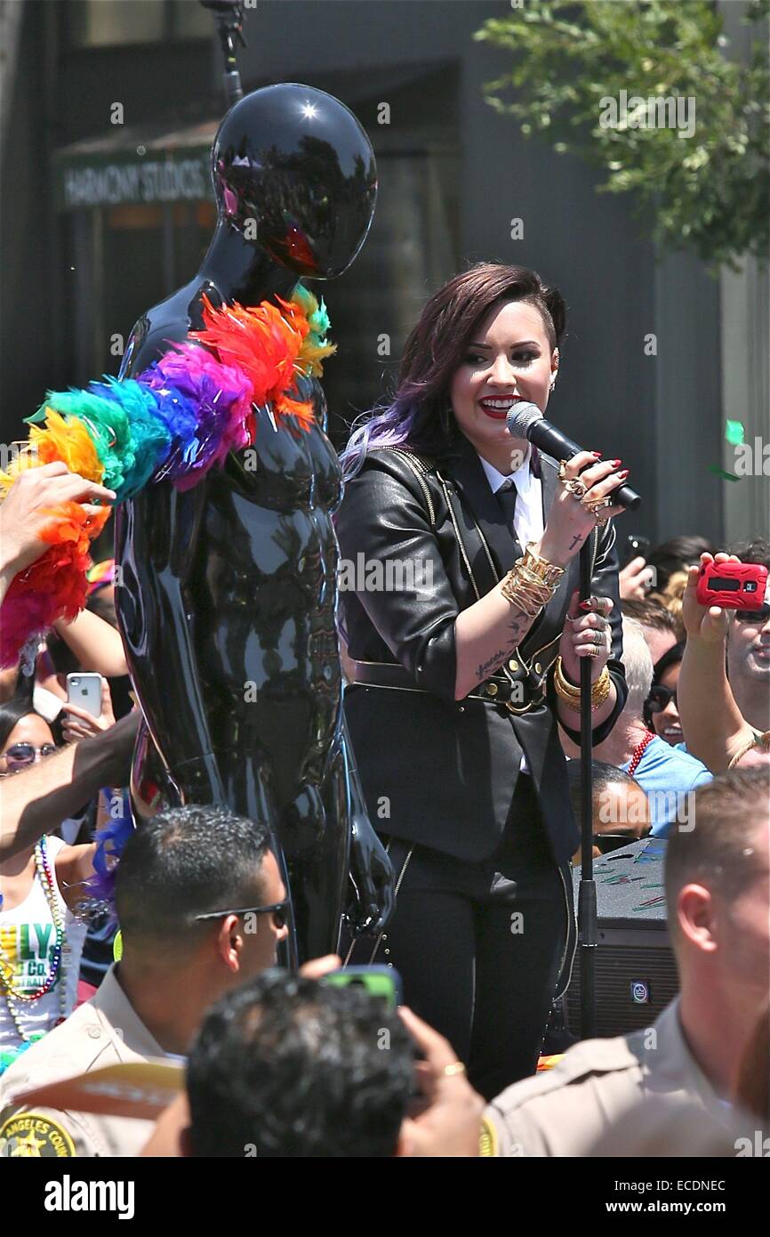 Demi Lovato führt an L.A.-Pride-Parade in Wehoin vor 400.000 Menschen auf Parade Weg während auf ihre Schwimmer und Dreharbeiten zu ihrem neuen Musikvideo ich kümmere mich nicht mit: Demi Lovato wo: Los Angeles, California, Vereinigte Staaten von Amerika bei: 8. Juni 2014 Stockfoto