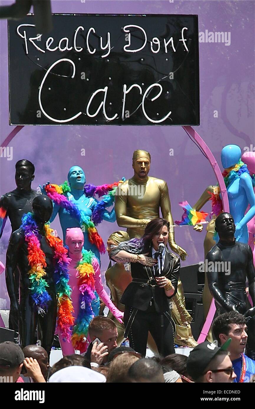 Demi Lovato führt an L.A.-Pride-Parade in Wehoin vor 400.000 Menschen auf Parade Weg während auf ihre Schwimmer und Dreharbeiten zu ihrem neuen Musikvideo ich kümmere mich nicht mit: Demi Lovato wo: Los Angeles, California, Vereinigte Staaten von Amerika bei: 8. Juni 2014 Stockfoto