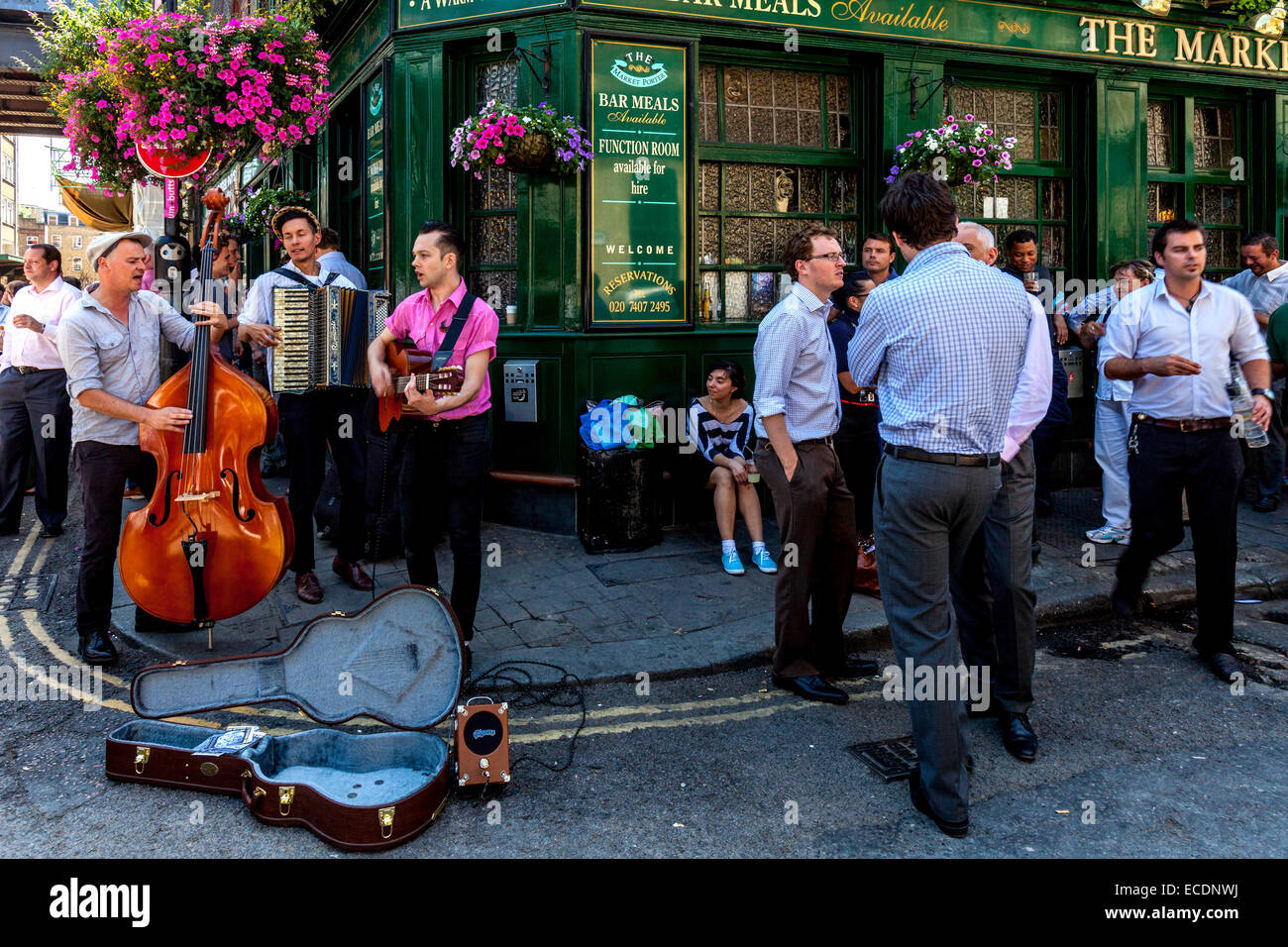 Straßenmusikanten führen außerhalb der Markt Porter Pub, London Bridge, London, England Stockfoto