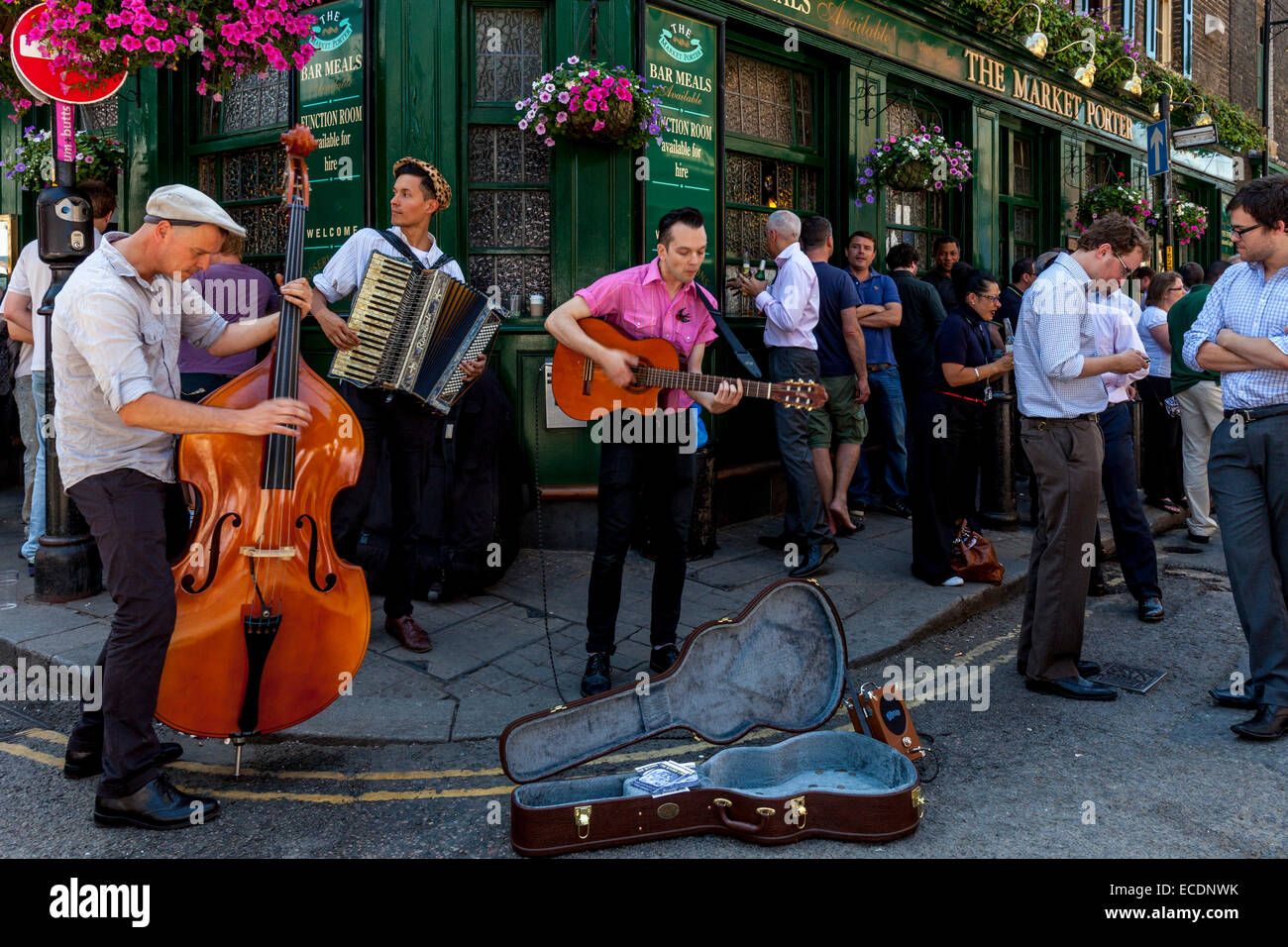 Akkordeon schrullig Fotos und Bildmaterial in hoher Auflösung Alamy