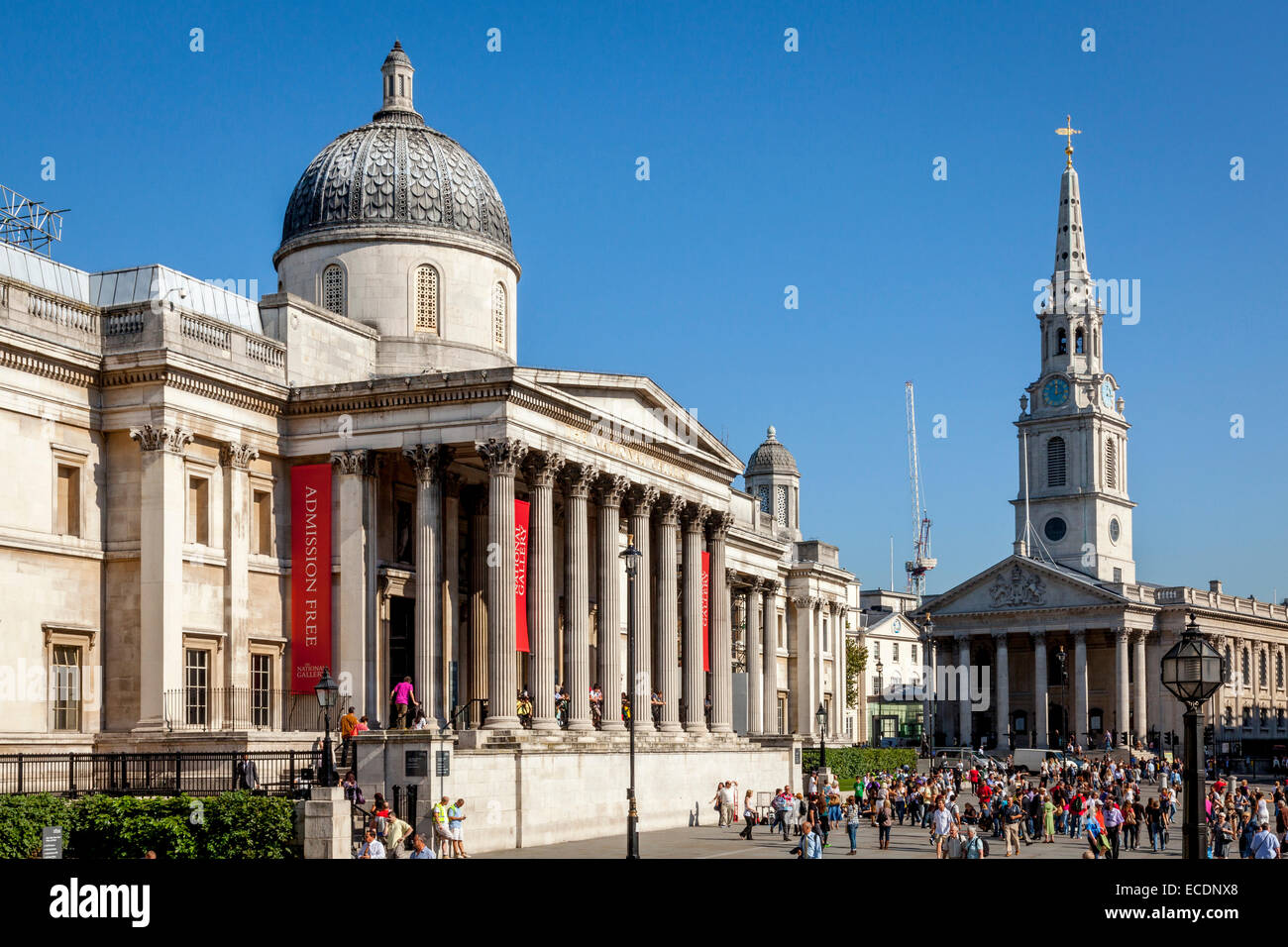 Die National Gallery und die Kirche St. Martin im Feld, London, England Stockfoto