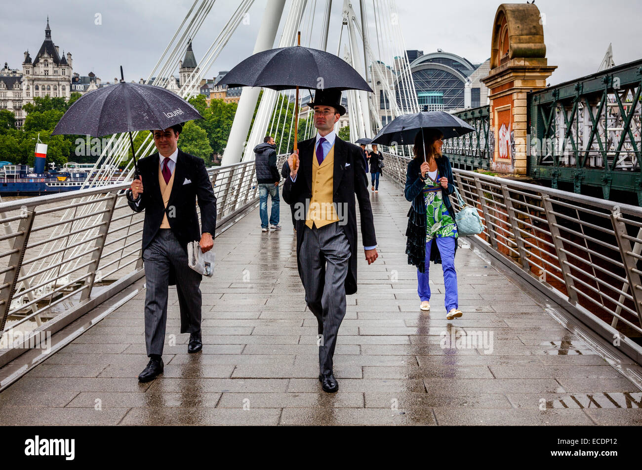 Zwei Männer tragen traditionelle Zylinderhut und Tails auf ihrem Weg nach Ascot für ein Day At The Races, London, England Stockfoto