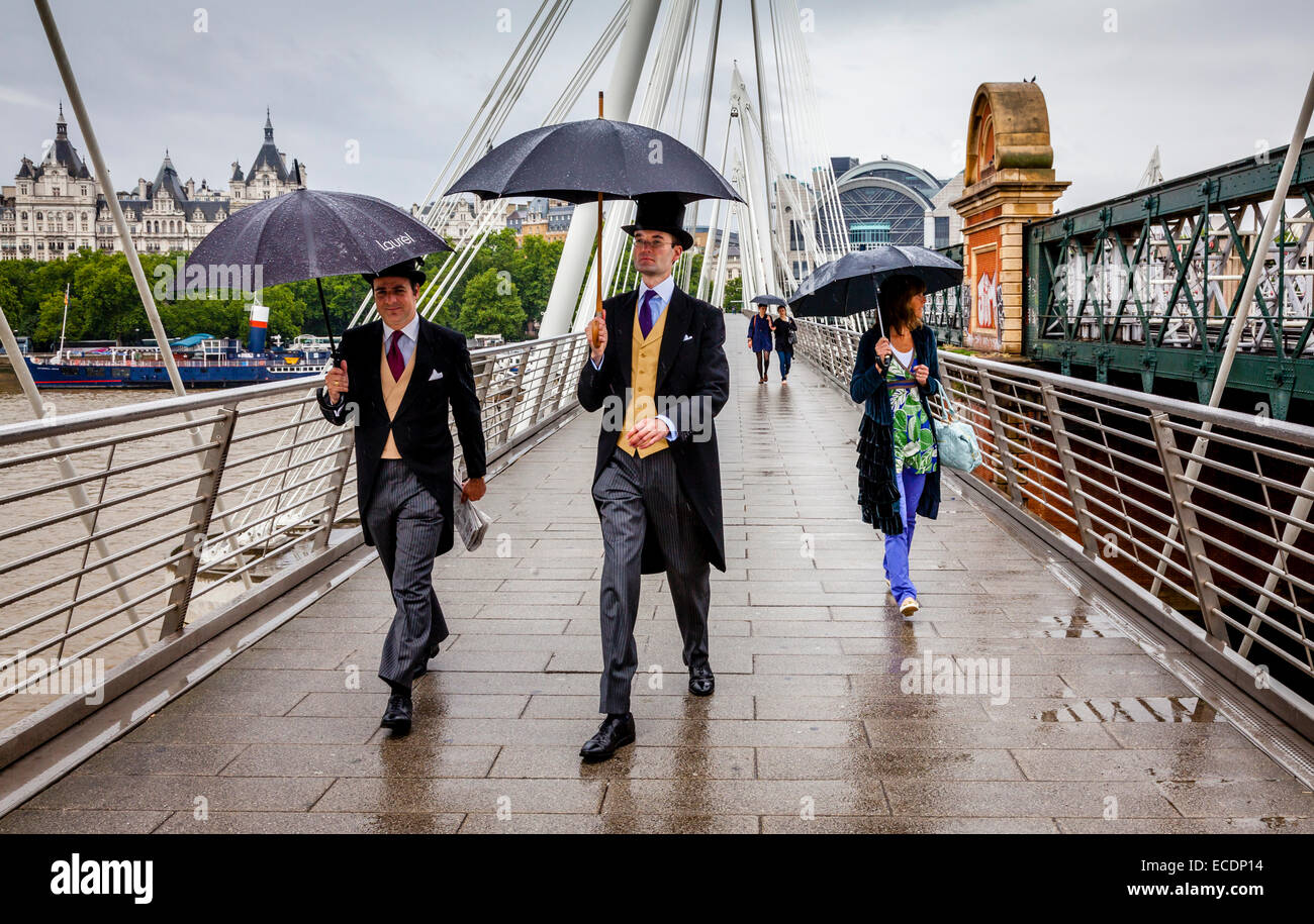 Zwei Männer tragen traditionelle Zylinderhut und Tails auf ihrem Weg nach Ascot für ein Day At The Races, London, England Stockfoto