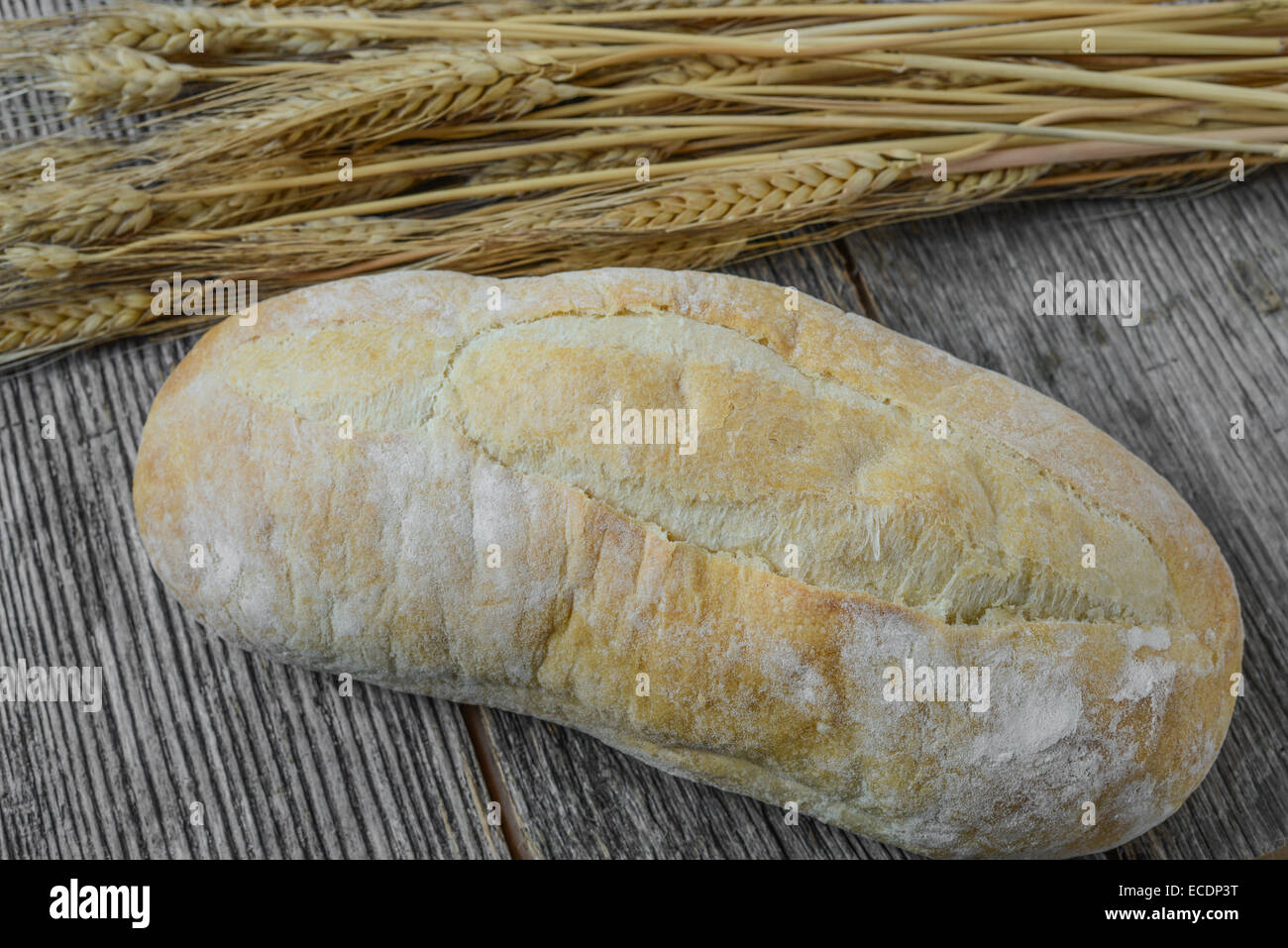 Brot und Weizen auf rustikalen Holz Hintergrund Stockfoto
