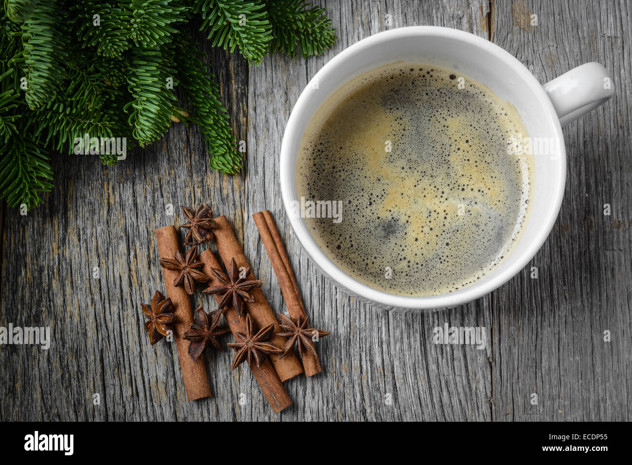 Kaffee und Zimt und Anis Stern für den Urlaub mit Tannenzweig Weihnachten Stockfoto