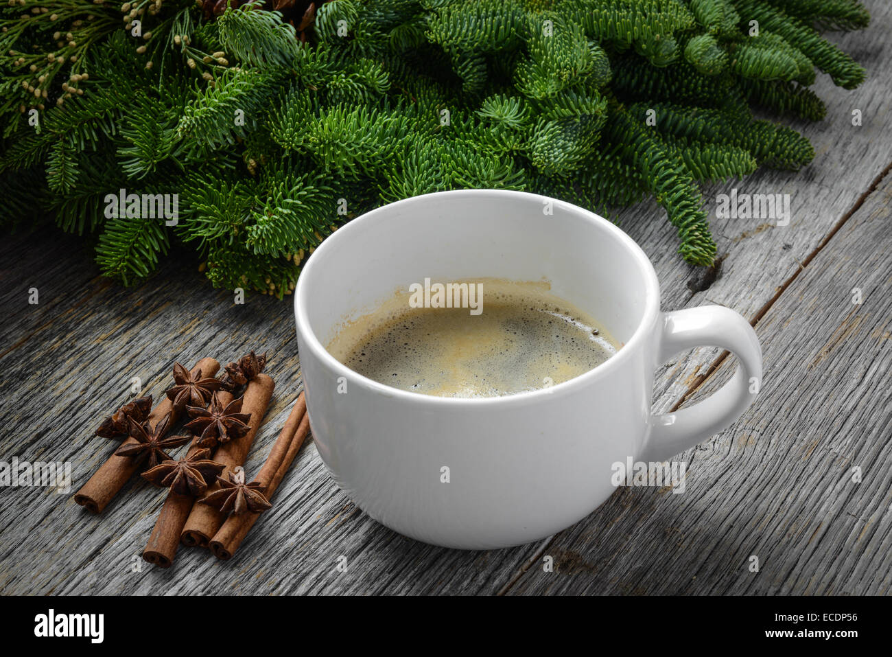 Kaffee und Zimt und Anis Stern für den Urlaub mit Tannenzweig Weihnachten Stockfoto
