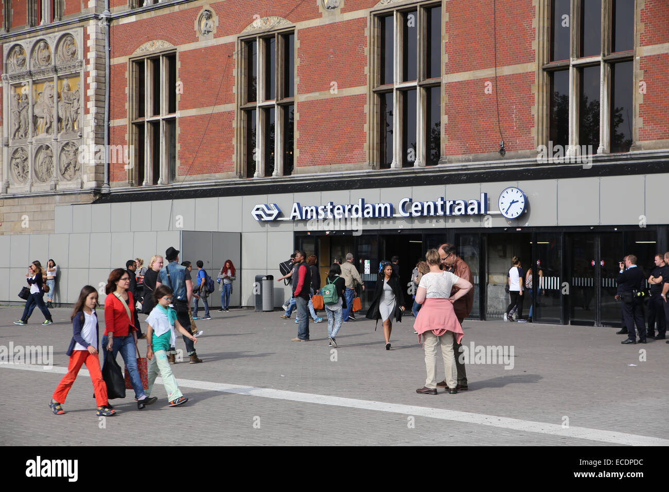 Amsterdam Centraal Bahnhof Eingang Menschen im freien Außenbereich Stockfoto