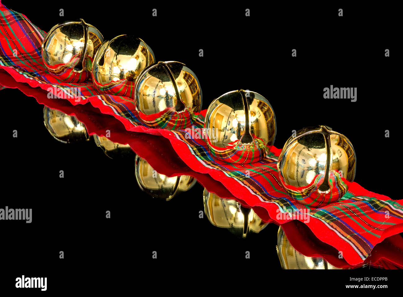Fünf Weihnachtsglocken auf einem bunten Bändchen Stockfoto