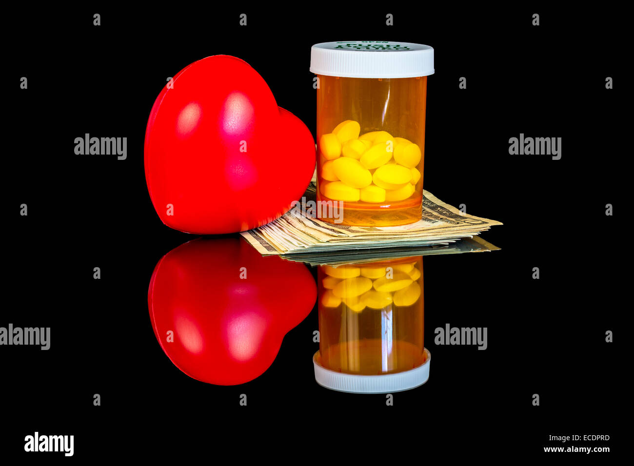 Rote Herzen und Pille Flasche mit Reflexion Stockfoto