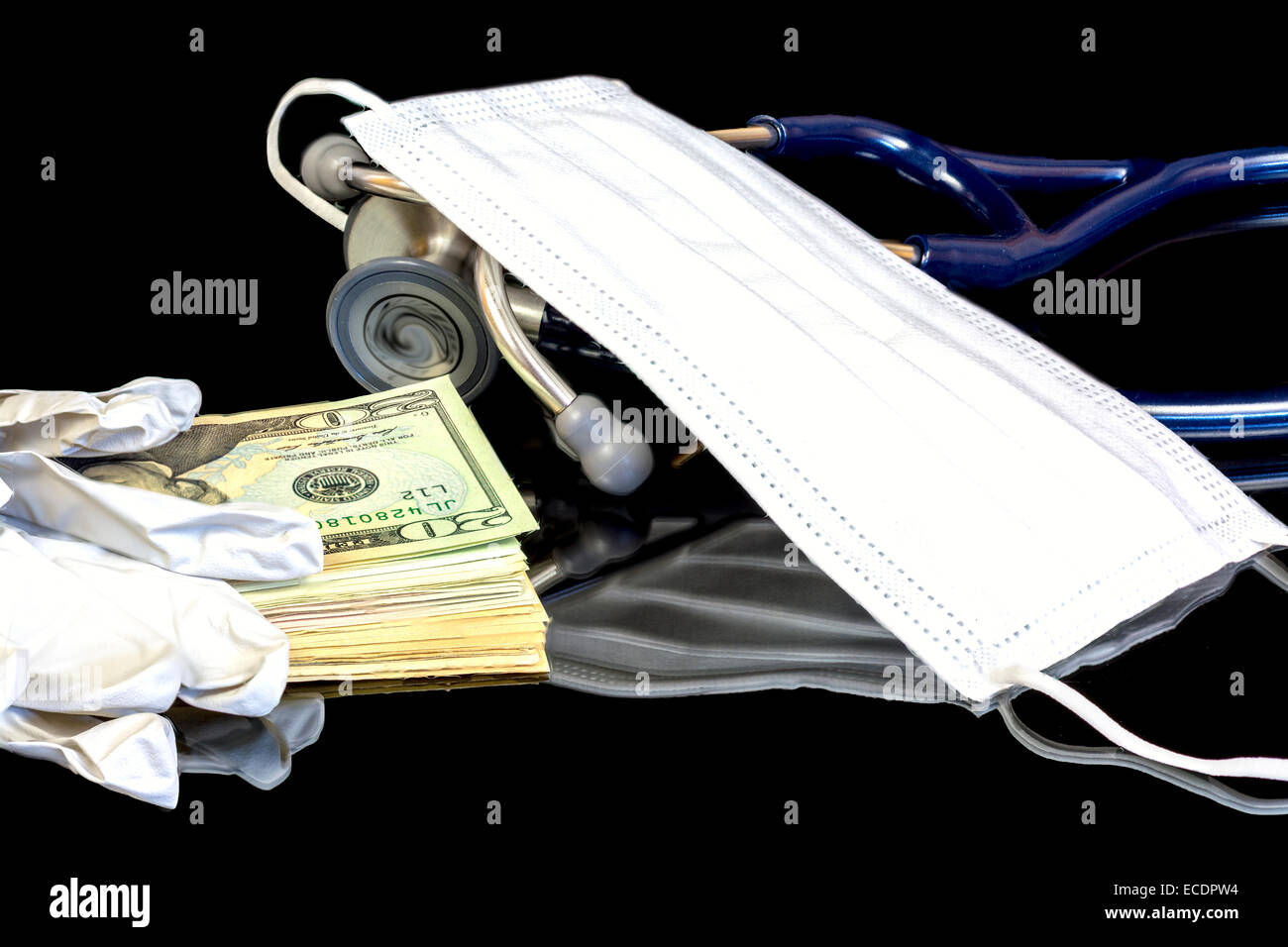 Stethoskop und Geld mit OP-Bedarf Stockfoto