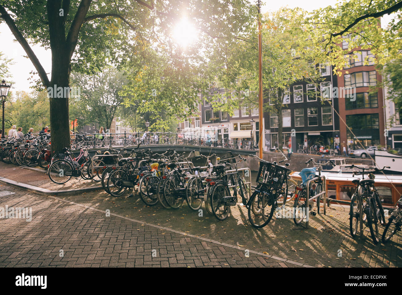 Amsterdam Fahrrad Fahrräder Kanal Tag Sonne flare Stockfoto
