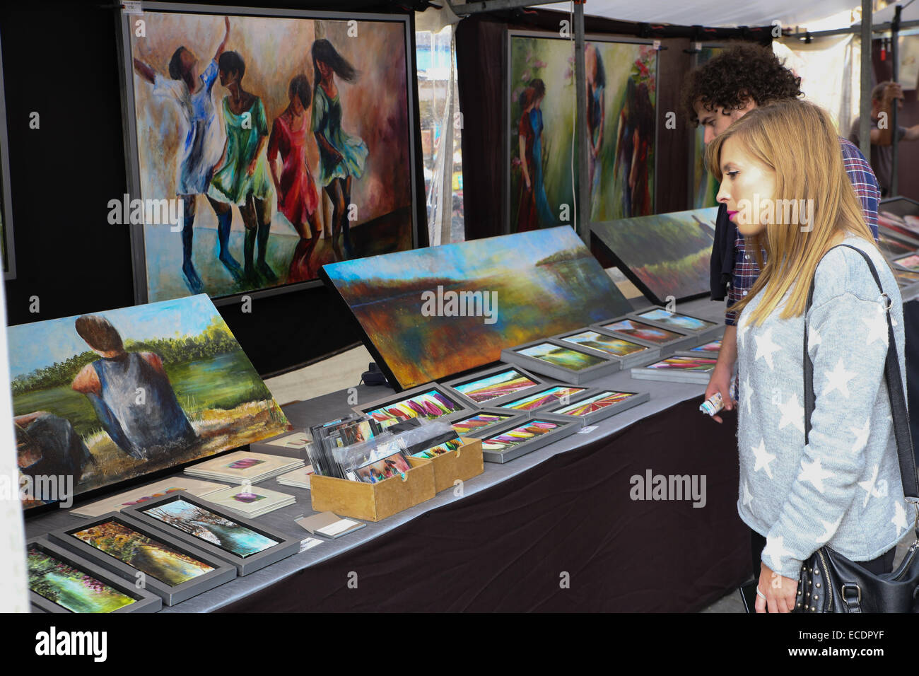 im freien Kunst Malerei Verkäufer Kunden Menschen touristischen Frau Stockfoto