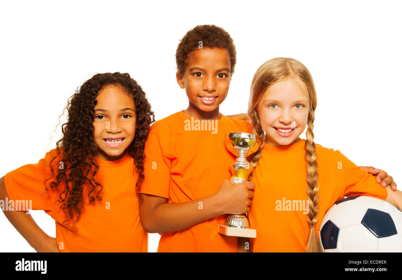 Glückliche Kinder vielfältige Gewinner der Fußball-Spiele Stockfoto