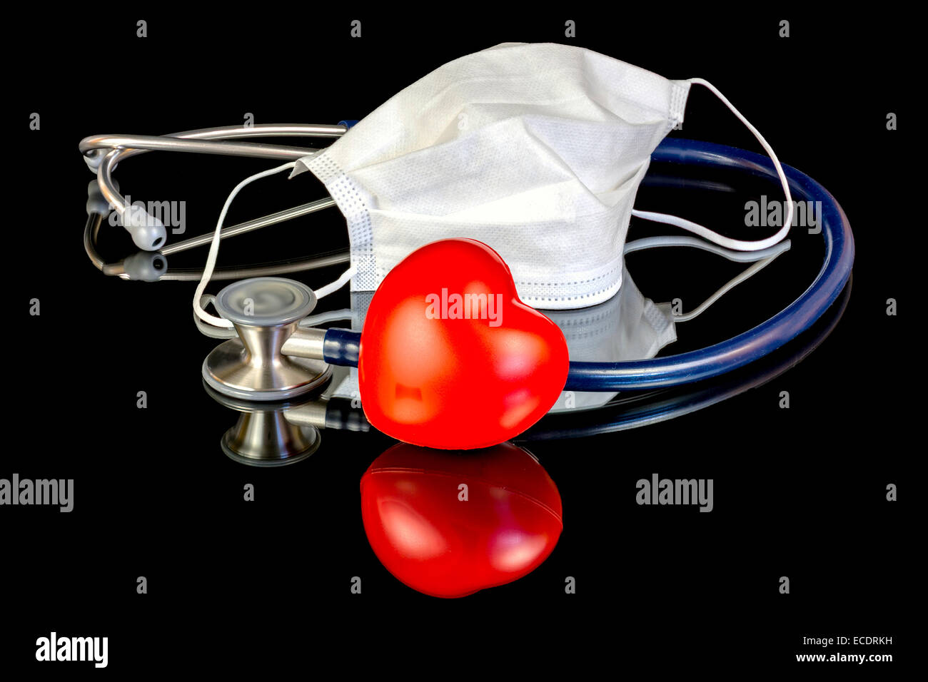 Rotes Herz und medizinische Versorgung mit einem Stethoskop Stockfoto