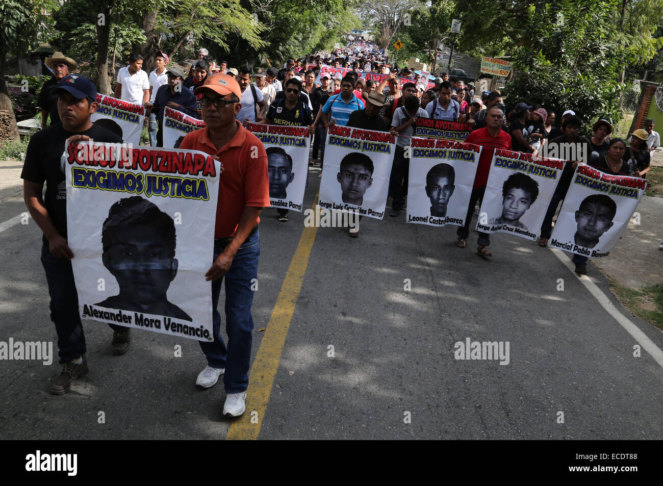 Guerrero, Mexiko. 11. Dezember 2014. Bewohner nehmen Sie Teil an einer Demonstration für die vermissten Studenten von der ländlichen der Normal Ayotzinapa in Iguala, in Tecoanapa Guerrero, Mexiko, am 11. Dezember 2014. Bildnachweis: Javier Verdin/Xinhua/Alamy Live-Nachrichten Stockfoto