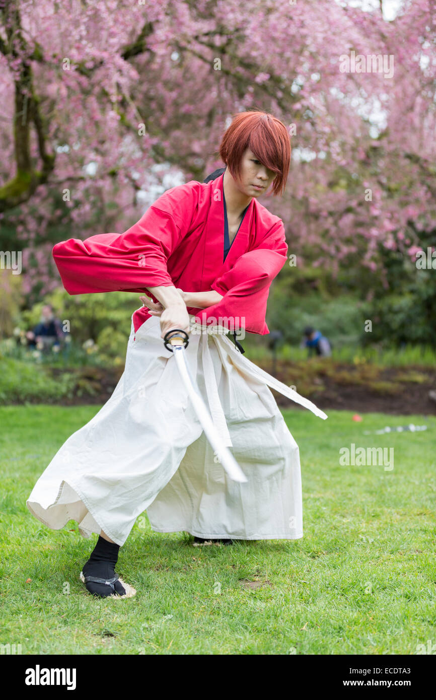 Japanische Samurai männlichen Cosplay in Aktion Stockfoto