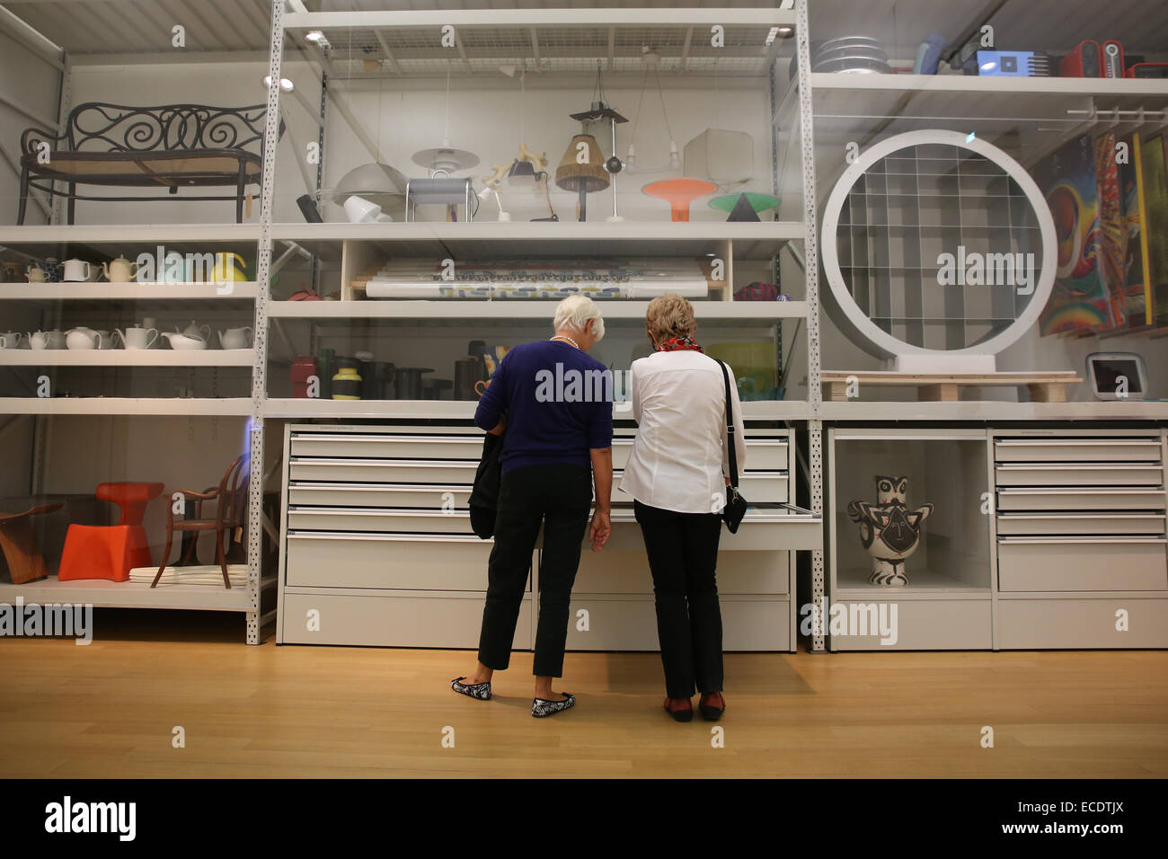 zwei Frau Senioren im Stedelijk Museum in Amsterdam Stockfoto