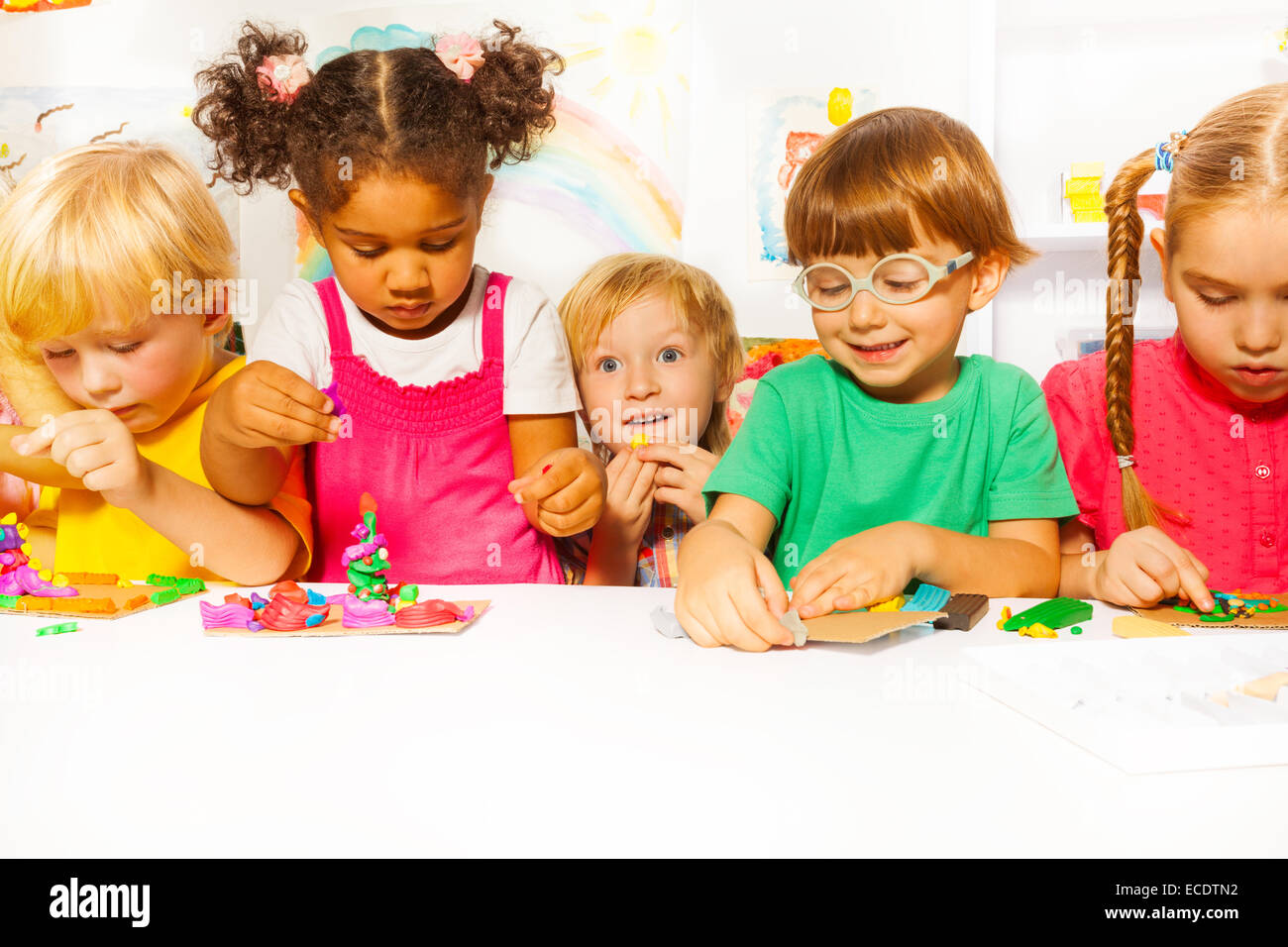  Kindergruppe spiel kindergarten -Fotos und -Bildmaterial in hoher Motiv 