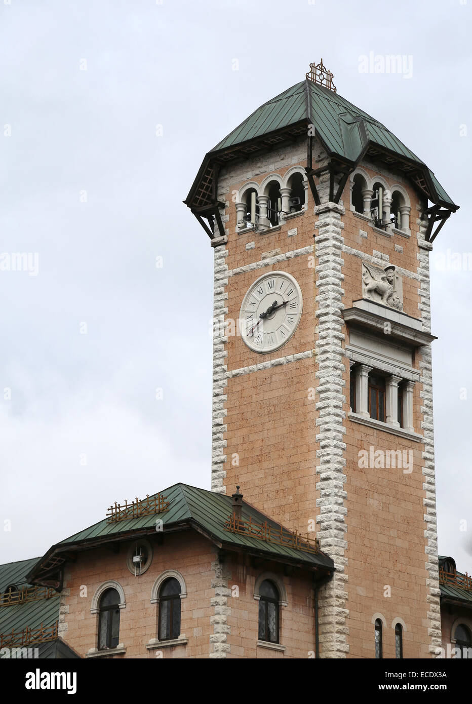 Rathausturm mit der Stadt von Asiago, Provinz Vicenza in Italien Stockfoto