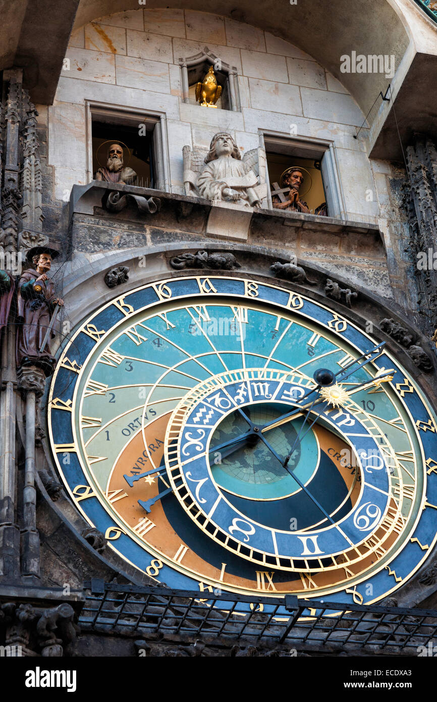Mechanische Figuren führen Sie auf die Stunde, astronomische Uhr, Old Town, Prag, Tschechische Republik Stockfoto