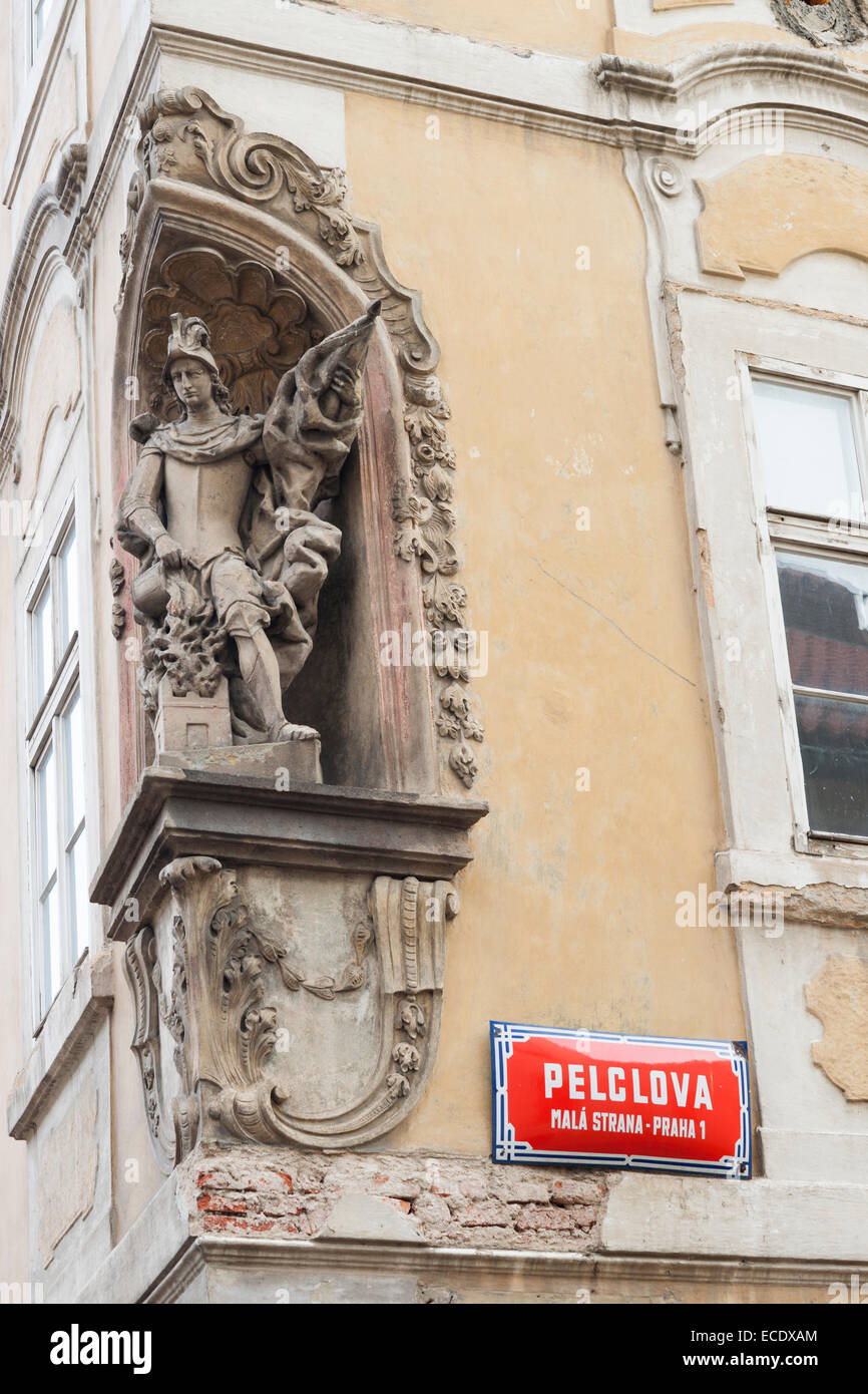 Bauplastik an Ecke eines Gebäudes in Kleinseite, Prag, Tschechien Stockfoto