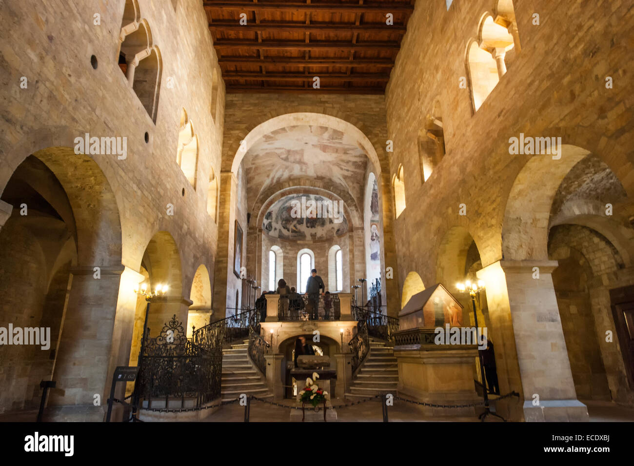 Inneren Weitwinkel von Bazilika Svateho Jiri (St.-Georgs Basilika), Prazsky Hrad Burgviertel, Prag, Tschechische Stockfoto