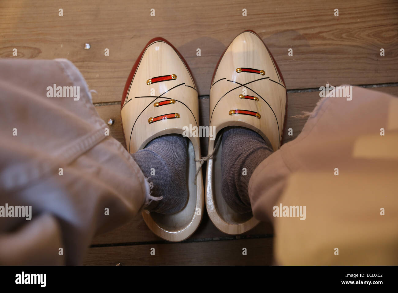 Mann versucht niederländische Clog Füße Stockfoto