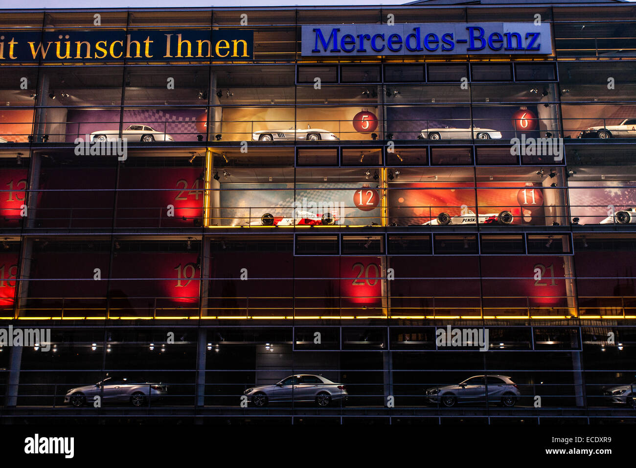 München, Deutschland. 12. Dezember 2014. 12. Auto, McLaren-Mercedes Formel-1-pilotert (F1-Rennwagen) MP 4-10 ergab für die 2014 Mercedes Benz Adventskalender in München Credit: Hector Chapman/Alamy Live News Stockfoto