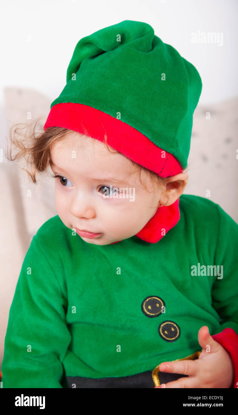 Portrait eines 1-jährigen Babyjungen gekleidet wie ein Elf zu Hause Stockfoto