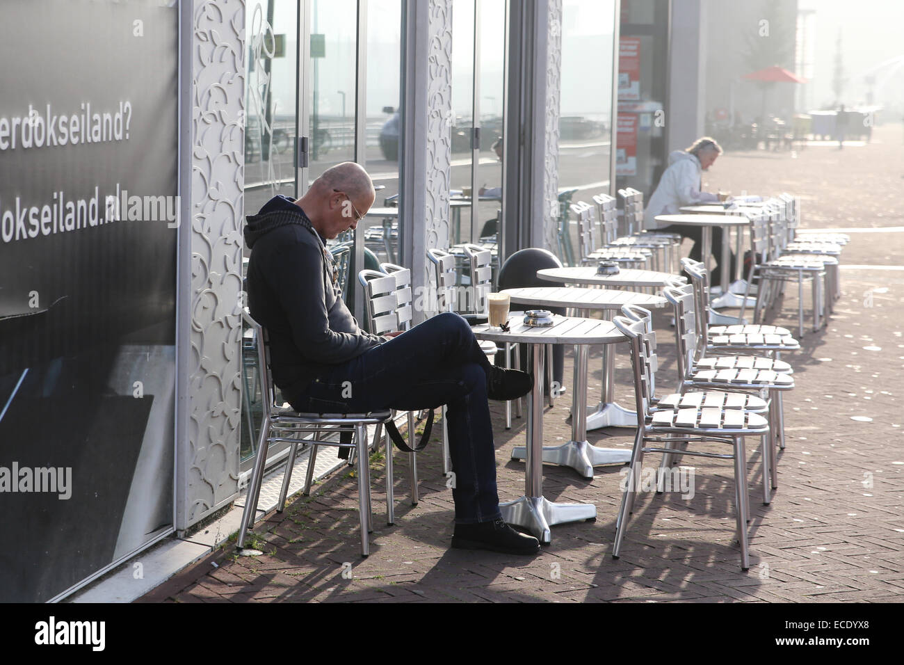 Mann sitzt außerhalb Coffeeshop Amsterdam Europa lifestyle Stockfoto