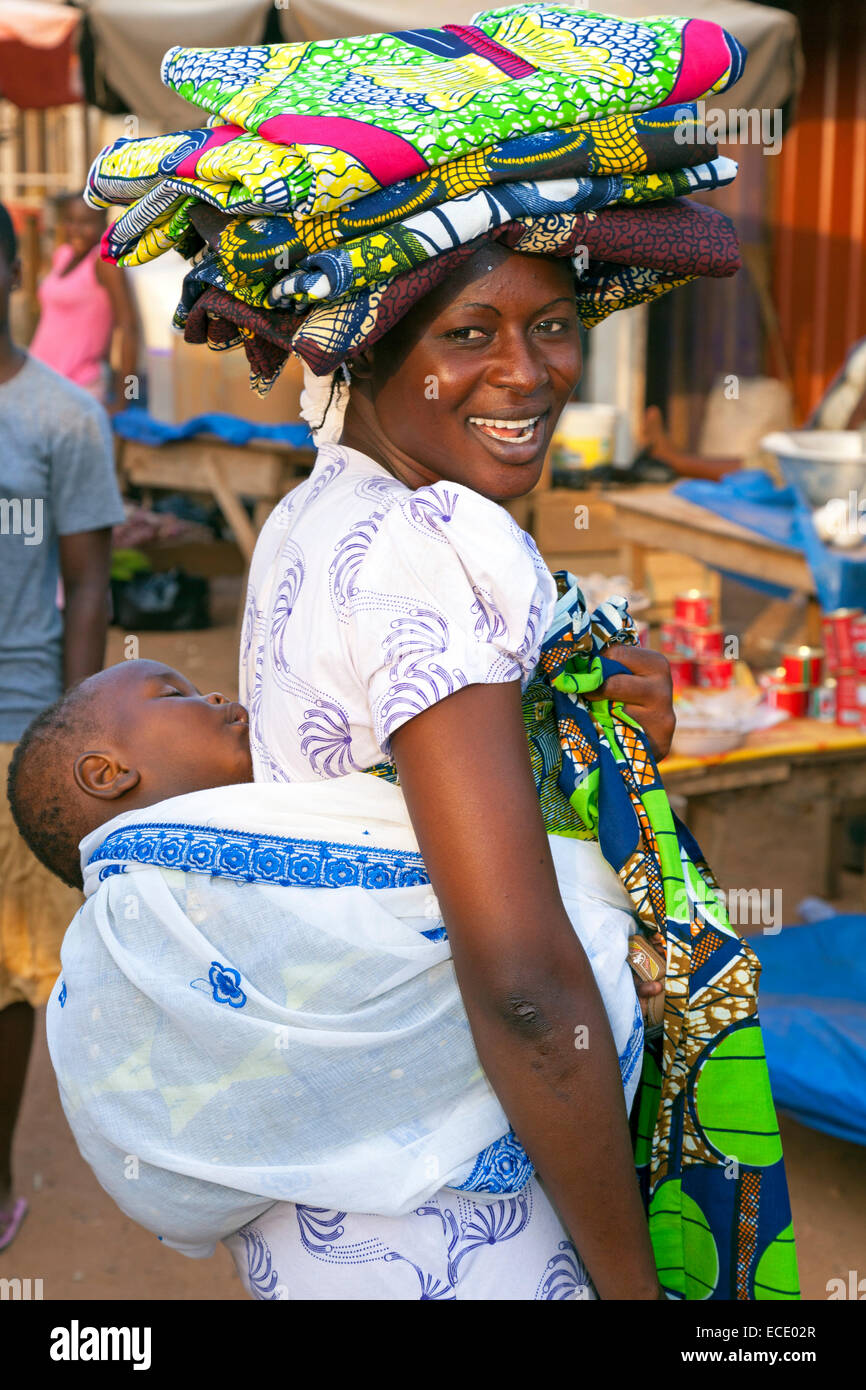 Mutter und Kind am Anyaa Market, Accra, Ghana, Afrika Stockfoto