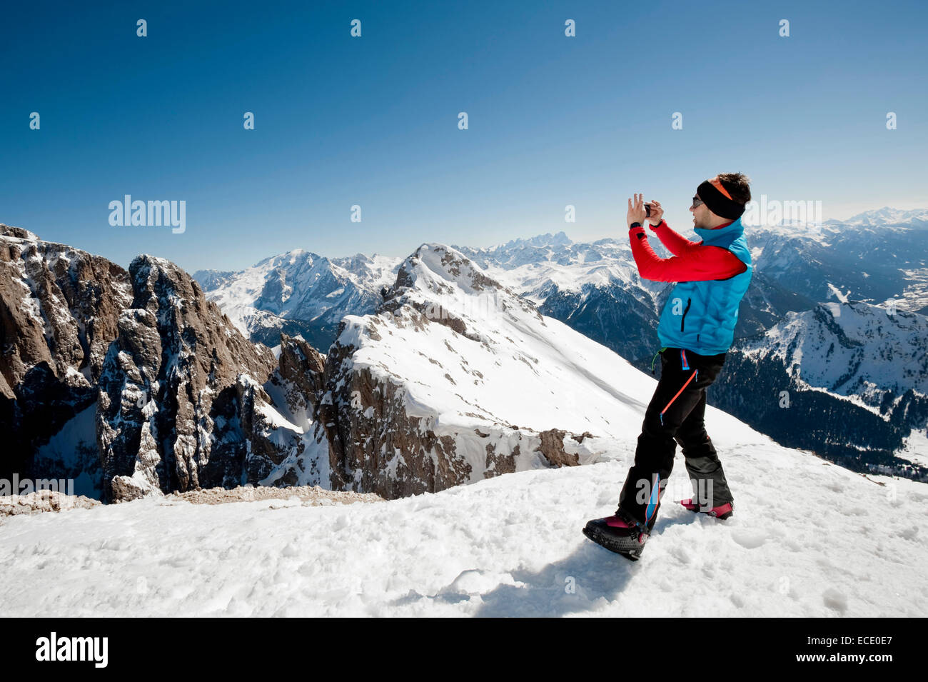 Junger Mann am Plattkofels Mountain, Santa Cristina Valgardena, Alto Adige, Italien Stockfoto