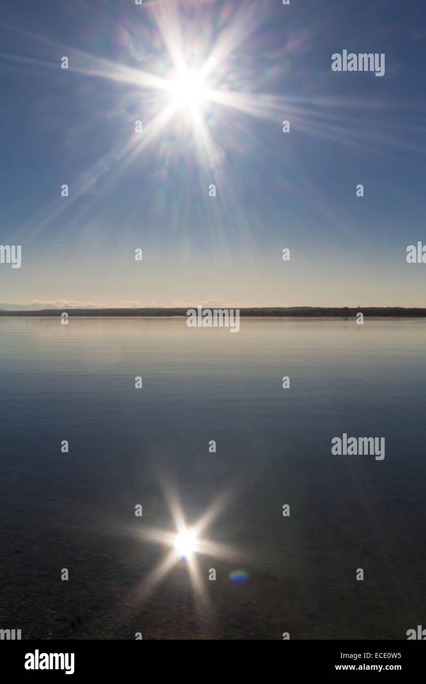 See Sonne Wasser blauer Himmel Reflexion Sonne Stockfoto