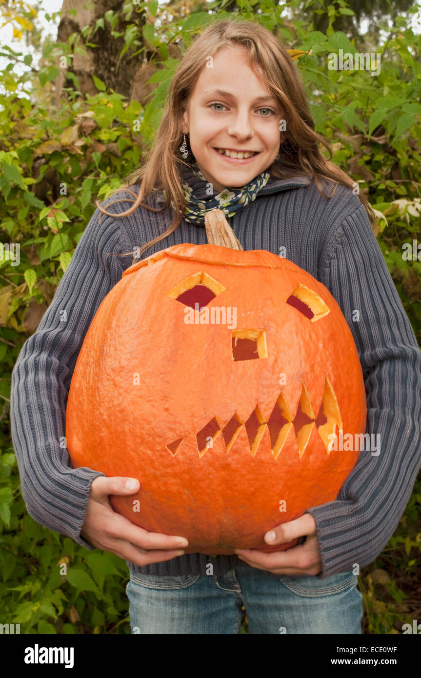 Mädchen halten Halloween Laterne, Lächeln, Porträt Stockfoto