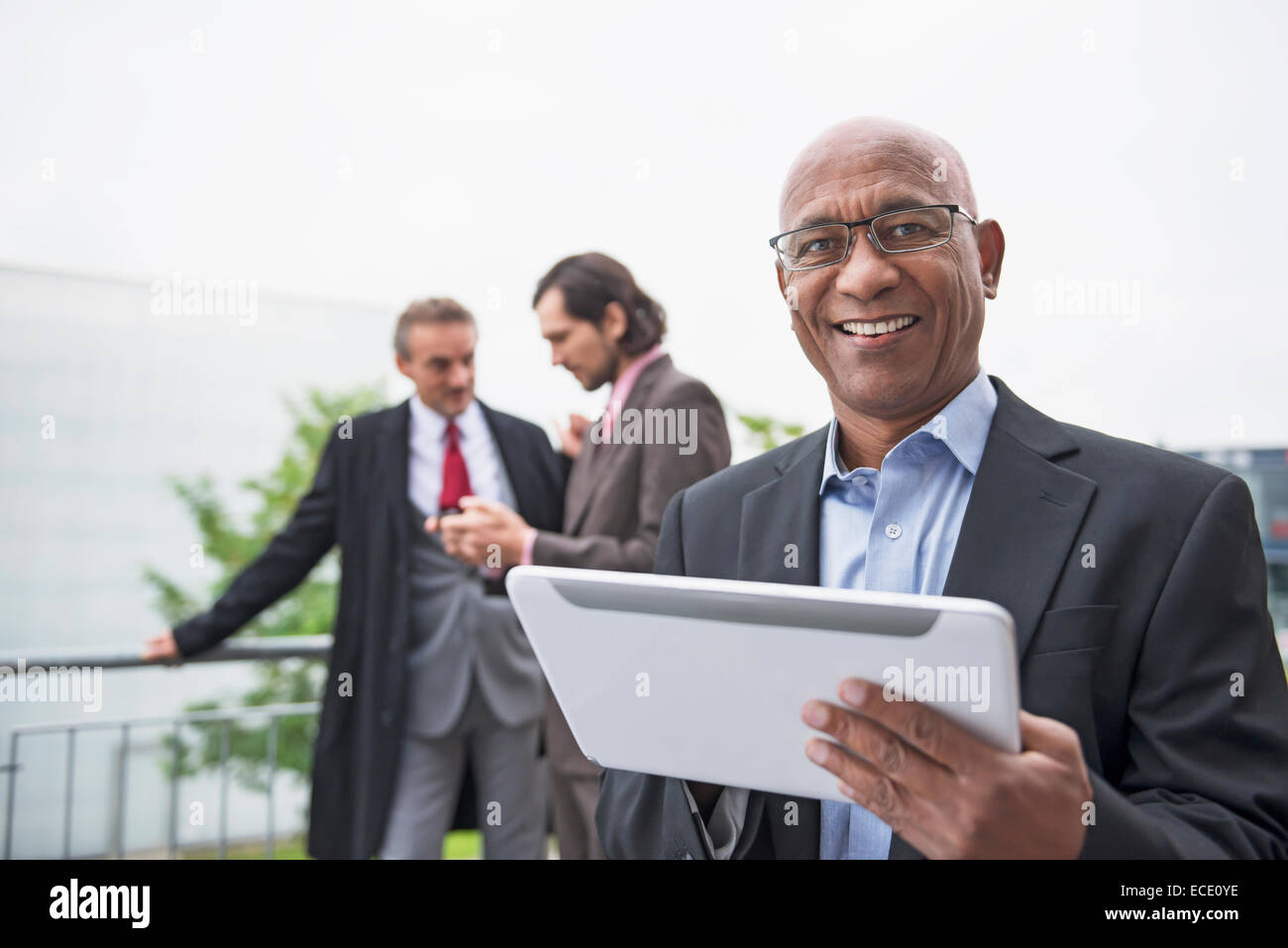 Progress multi-ethnischen Gruppe Männer Planung Vorschlag Stockfoto