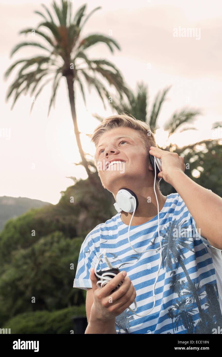 Teenager Musik MP3-Player T-shirt Sommerurlaub Stockfoto